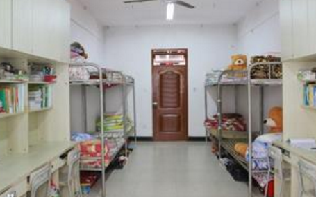 南陽(yáng)文化藝術(shù)學(xué)校寢室環(huán)境圖片